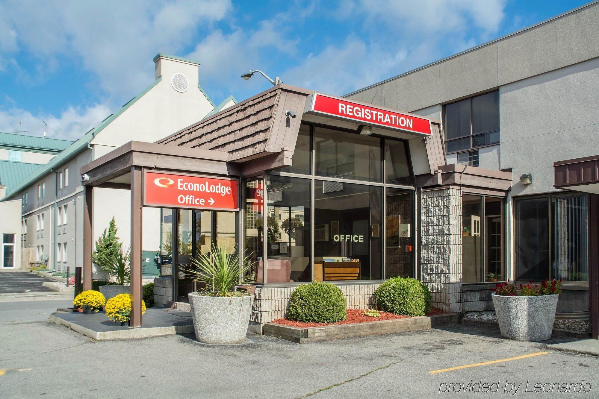 Econo By The Falls * Niagara