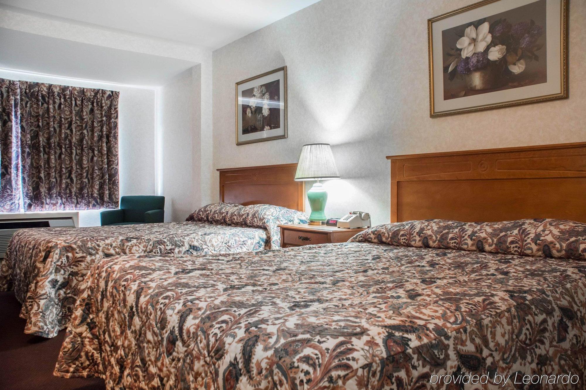 Econo By The Falls Lodge